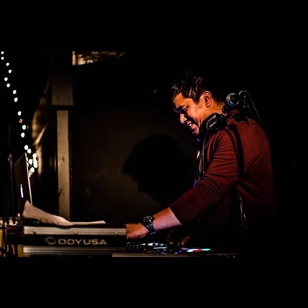 DJ Retropop performing live